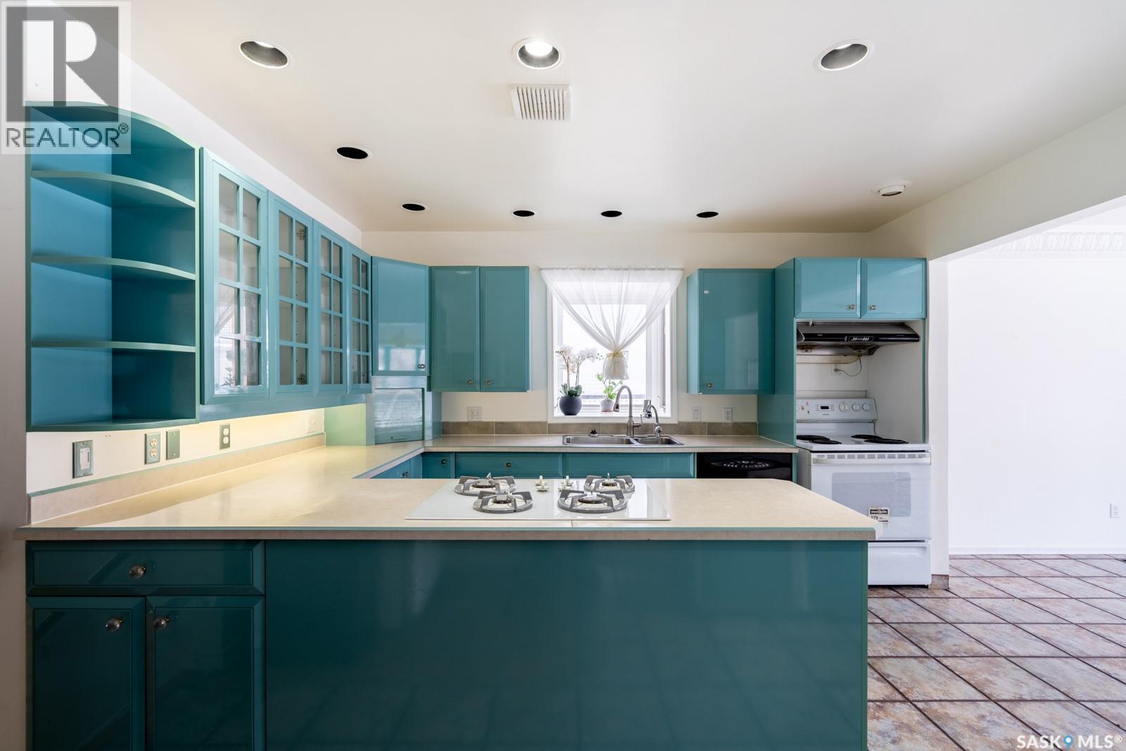 6 Hogarth Place, Regina, SK - Indoor Photo Showing Kitchen With Double Sink