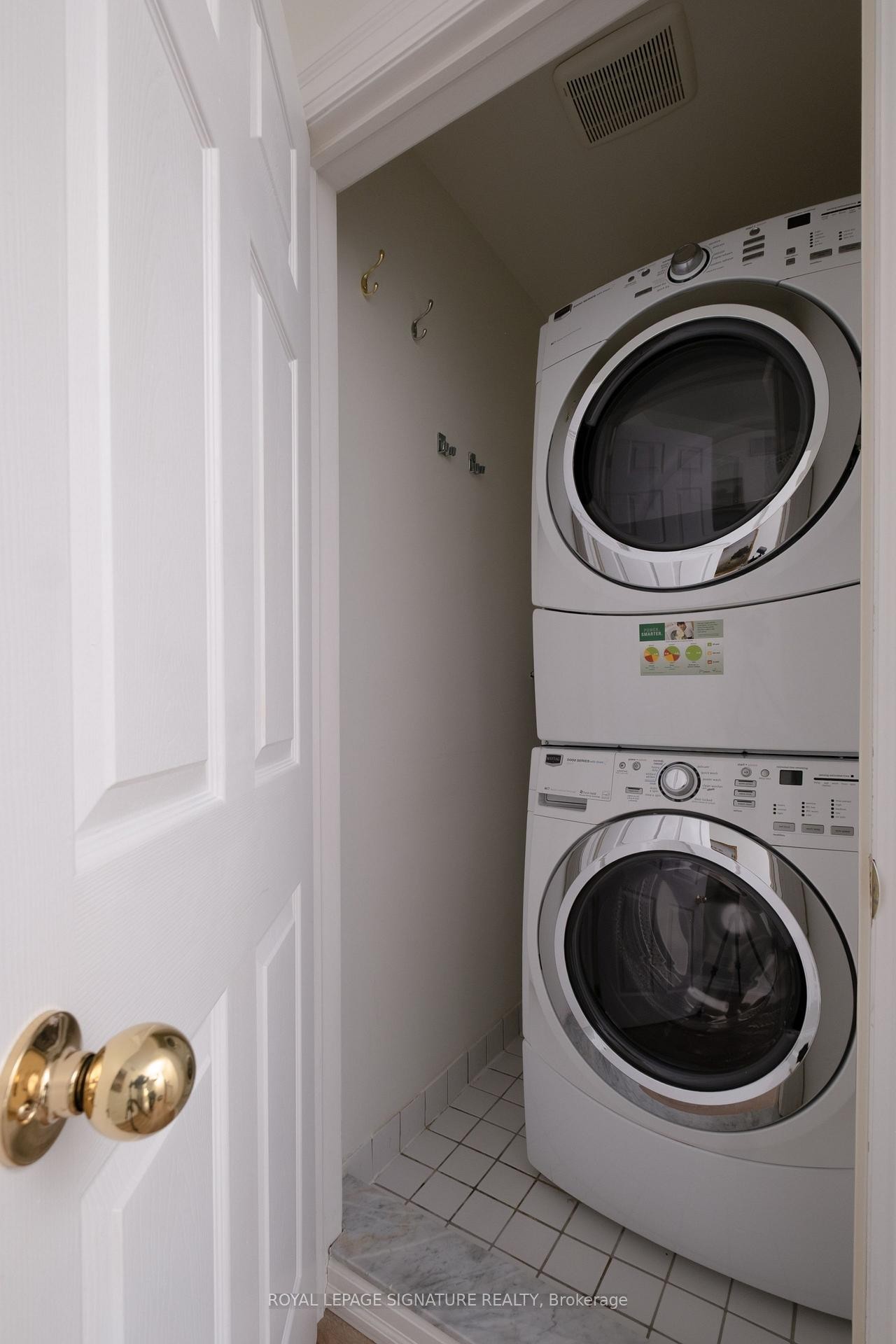 98 Dallimore Circle, Toronto, ON - Indoor Photo Showing Laundry Room