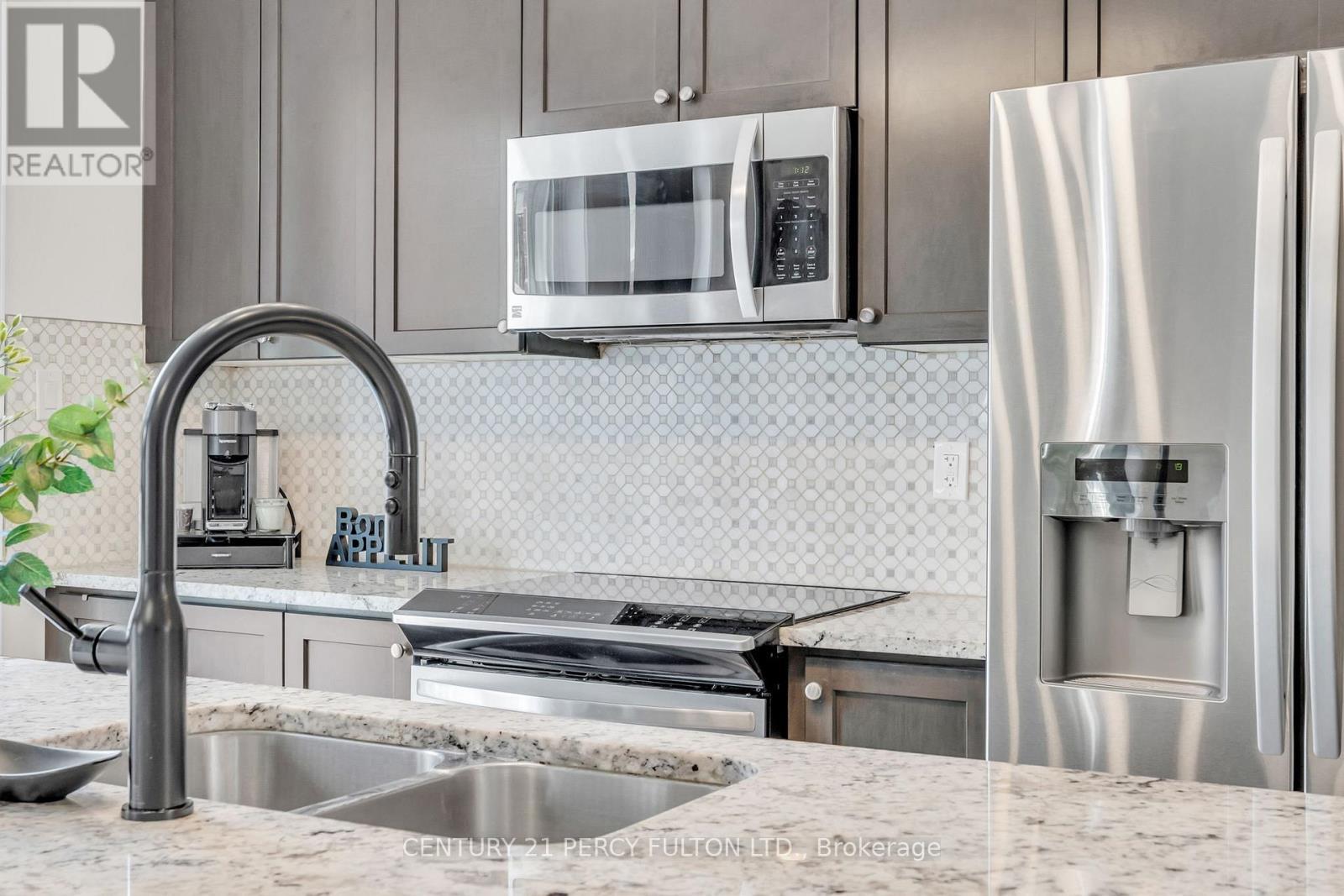 458 Etheridge Avenue, Milton, ON - Indoor Photo Showing Kitchen With Stainless Steel Kitchen With Double Sink With Upgraded Kitchen