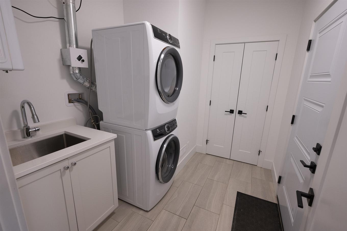 510 Gemstone Drive, Thunder Bay, ON - Indoor Photo Showing Laundry Room