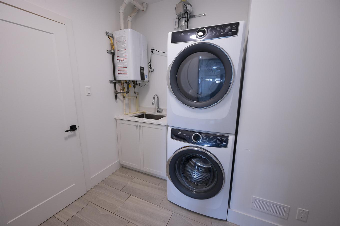 510 Gemstone Drive, Thunder Bay, ON - Indoor Photo Showing Laundry Room