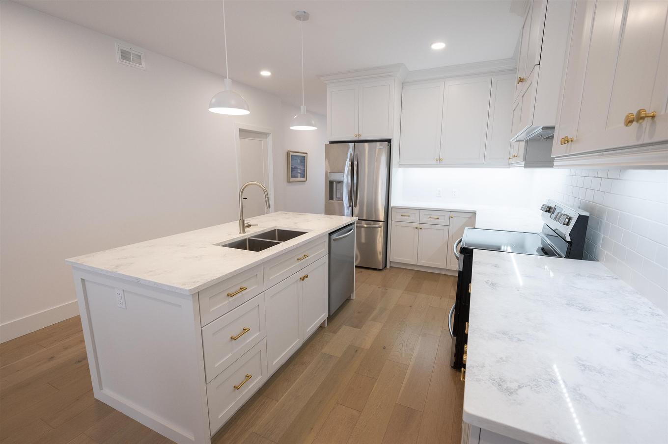 510 Gemstone Drive, Thunder Bay, ON - Indoor Photo Showing Kitchen With Double Sink With Upgraded Kitchen