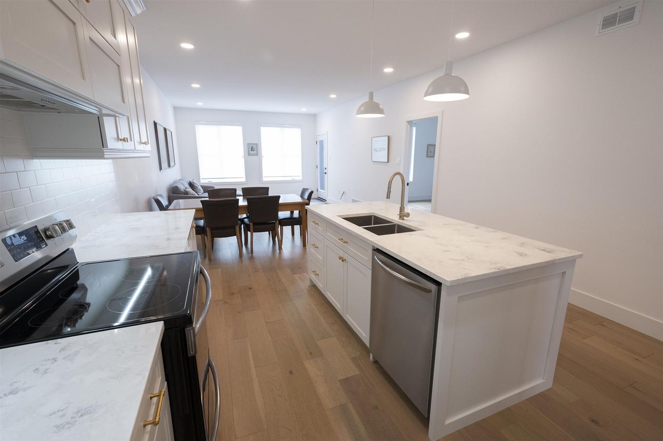510 Gemstone Drive, Thunder Bay, ON - Indoor Photo Showing Kitchen With Double Sink With Upgraded Kitchen