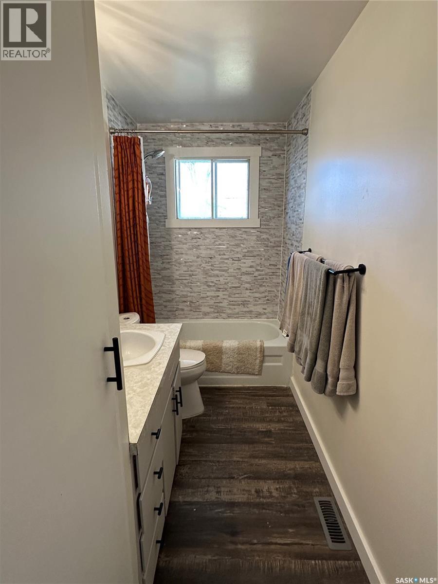 8368 Howard Avenue, Gull Lake, SK - Indoor Photo Showing Bathroom