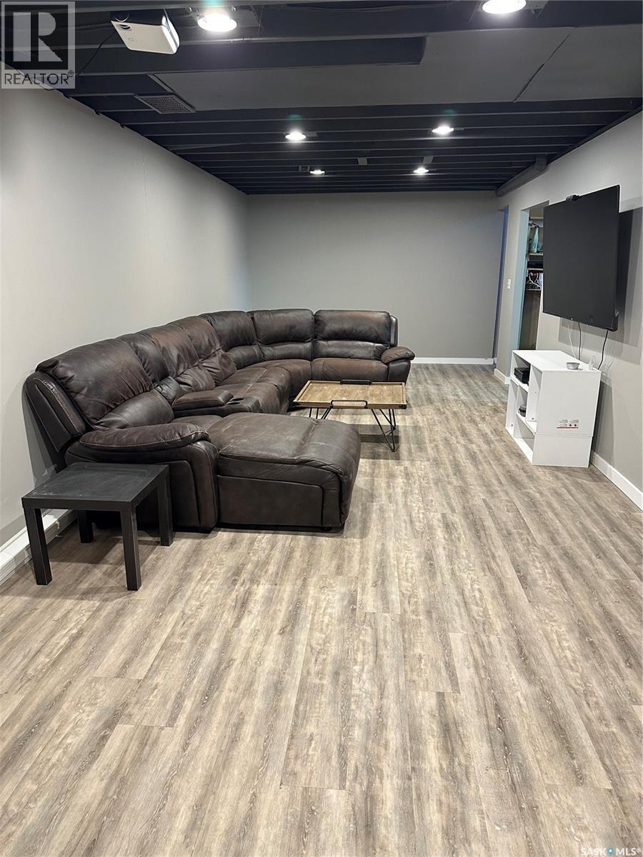 8368 Howard Avenue, Gull Lake, SK - Indoor