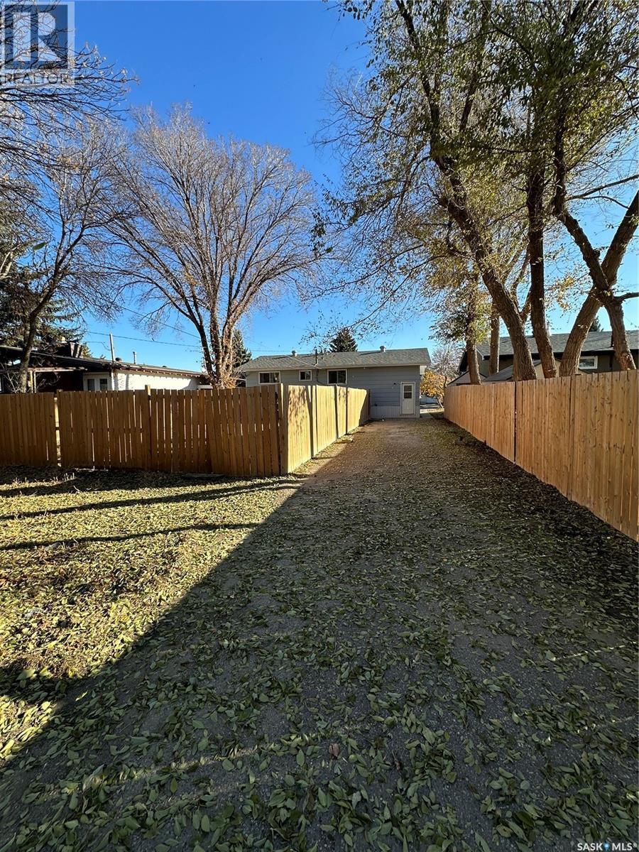 8368 Howard Avenue, Gull Lake, SK - Outdoor