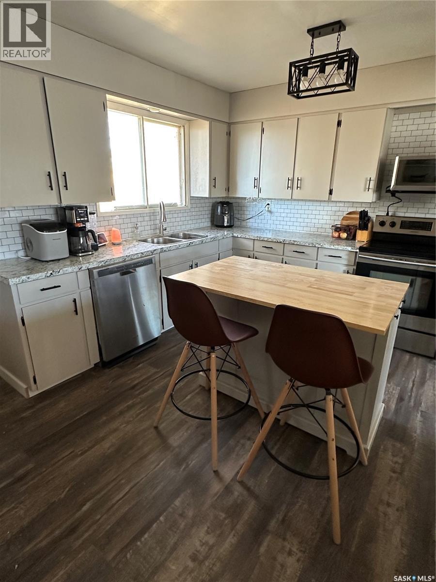 8368 Howard Avenue, Gull Lake, SK - Indoor Photo Showing Kitchen