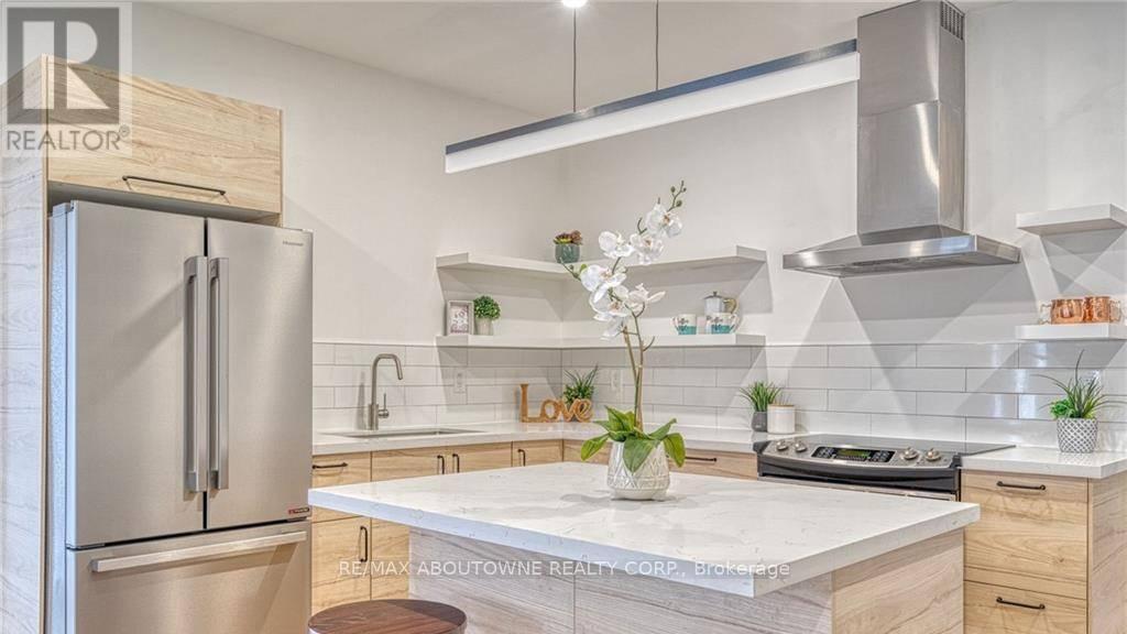 43 Crooks Street, Hamilton, ON - Indoor Photo Showing Kitchen