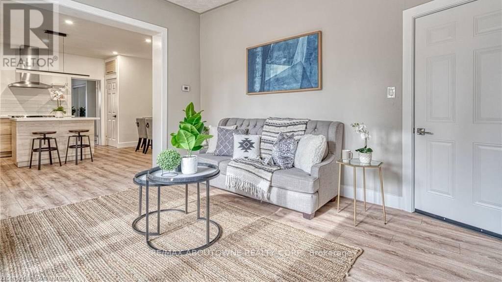 43 Crooks Street, Hamilton, ON - Indoor Photo Showing Living Room