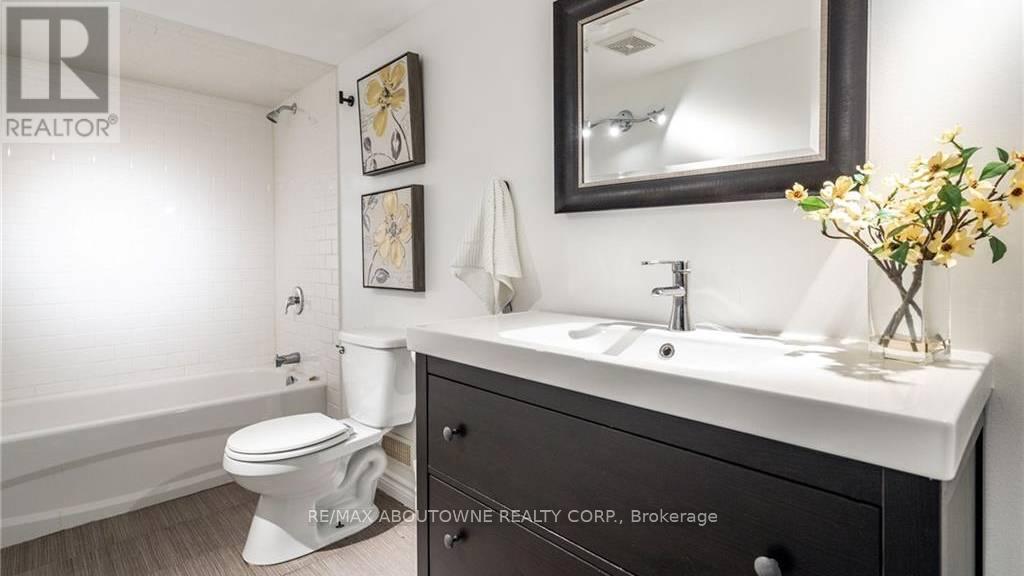 43 Crooks Street, Hamilton, ON - Indoor Photo Showing Bathroom