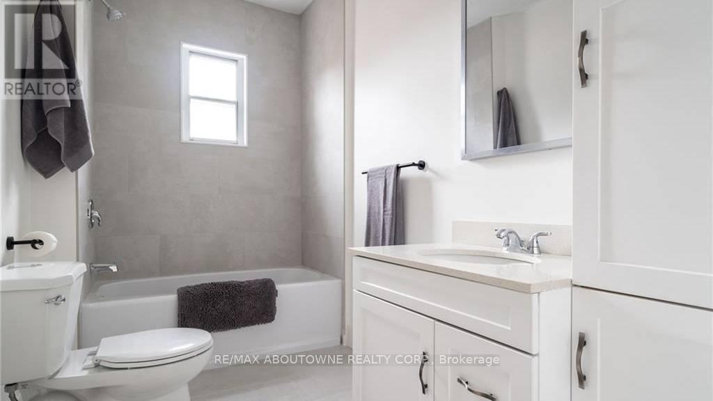 43 Crooks Street, Hamilton, ON - Indoor Photo Showing Bathroom