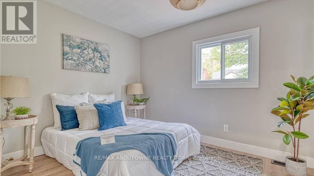 43 Crooks Street, Hamilton, ON - Indoor Photo Showing Bedroom