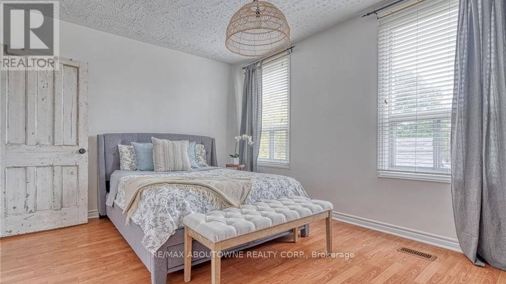 43 Crooks Street, Hamilton, ON - Indoor Photo Showing Bedroom