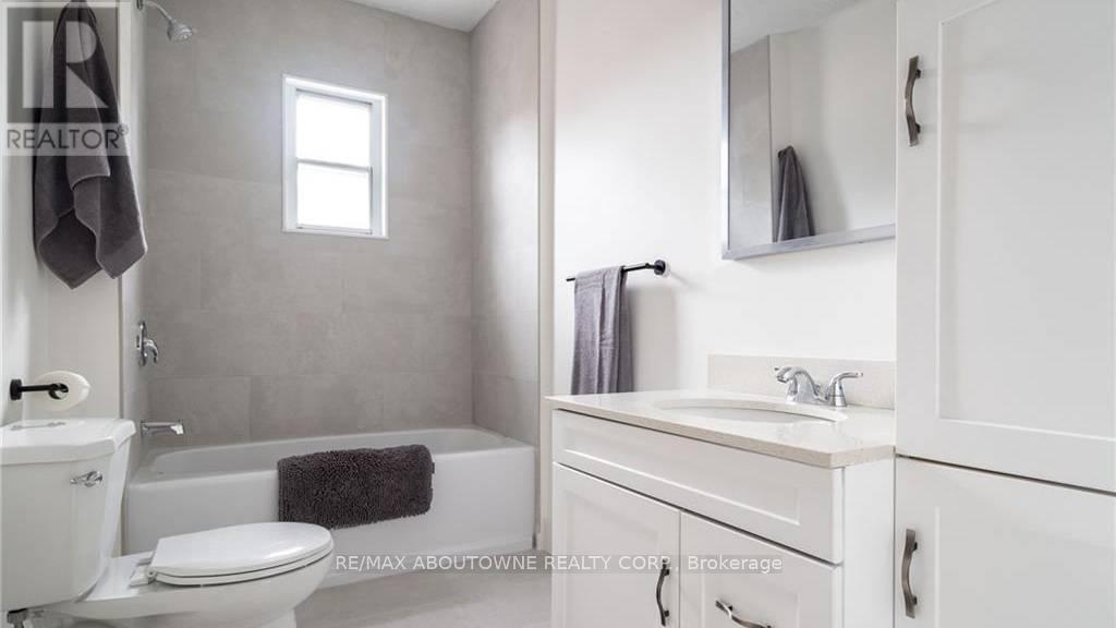 43 Crooks Street, Hamilton, ON - Indoor Photo Showing Bathroom