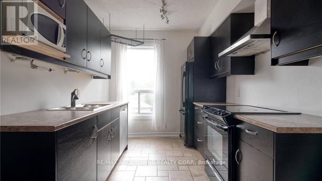 43 Crooks Street, Hamilton, ON - Indoor Photo Showing Kitchen