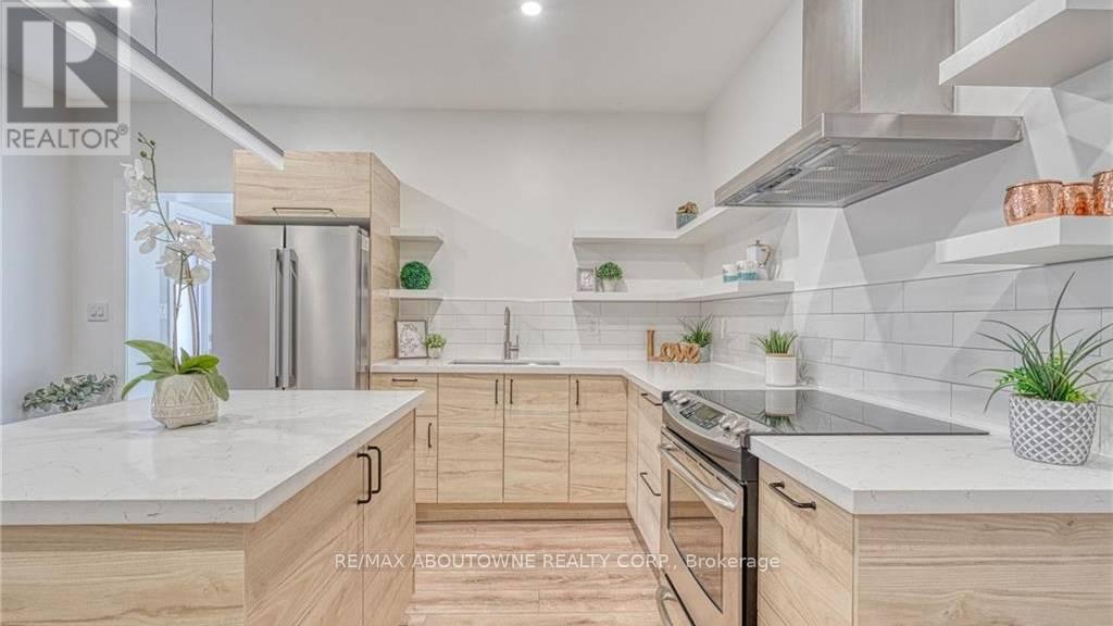 43 Crooks Street, Hamilton, ON - Indoor Photo Showing Kitchen With Upgraded Kitchen