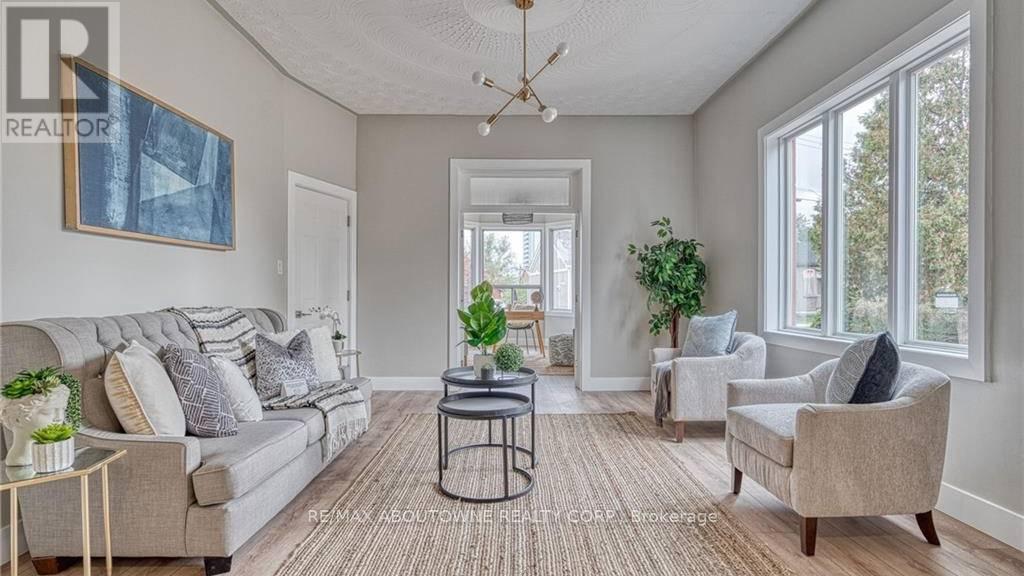 43 Crooks Street, Hamilton, ON - Indoor Photo Showing Living Room