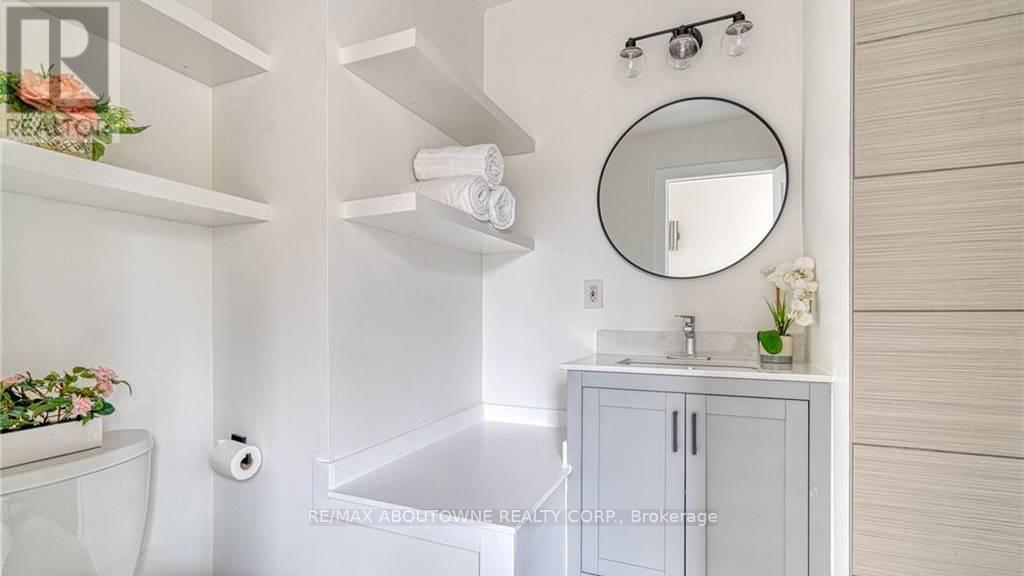 43 Crooks Street, Hamilton, ON - Indoor Photo Showing Bathroom