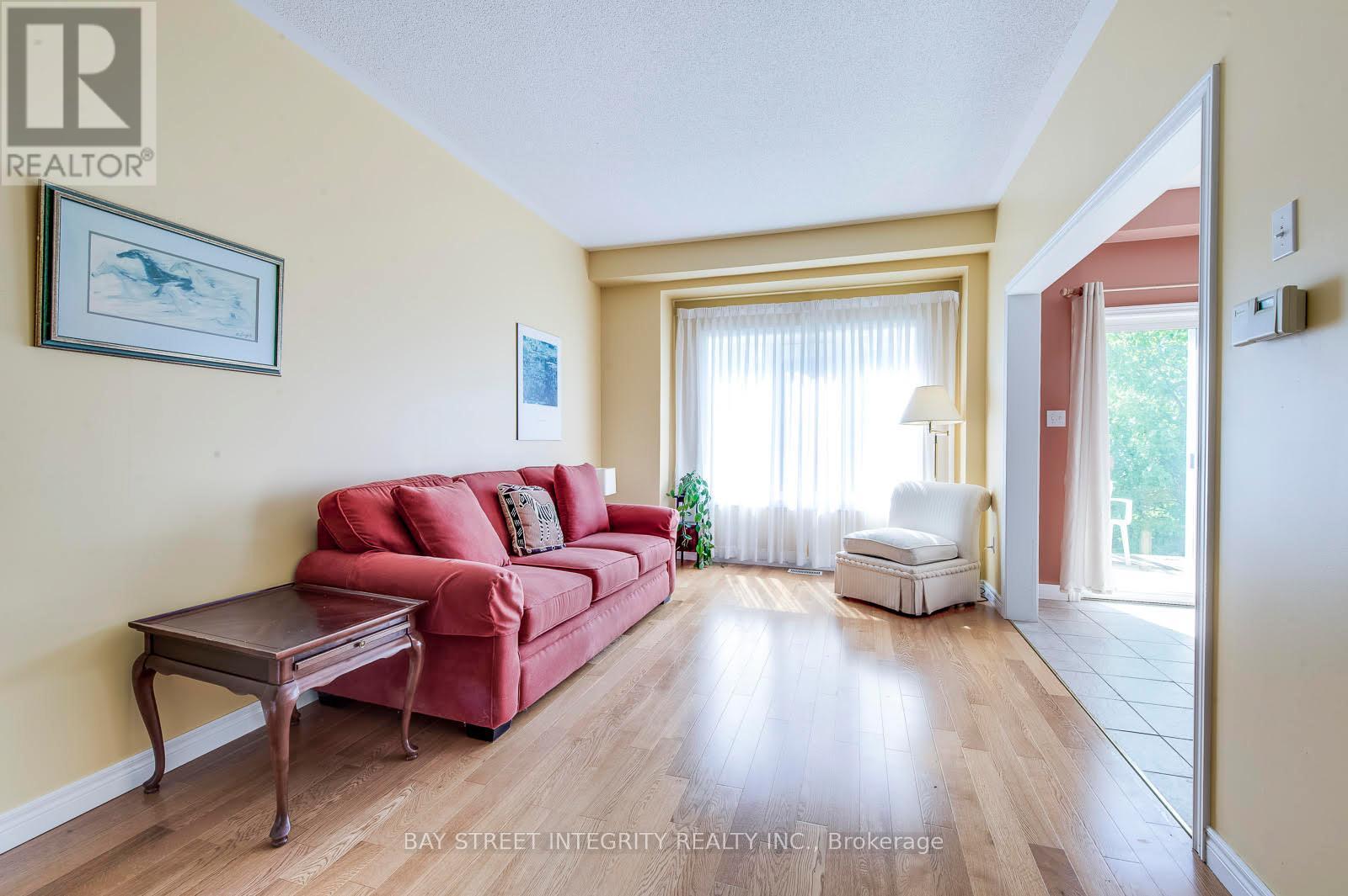5326 Dryden Avenue, Burlington, ON - Indoor Photo Showing Living Room