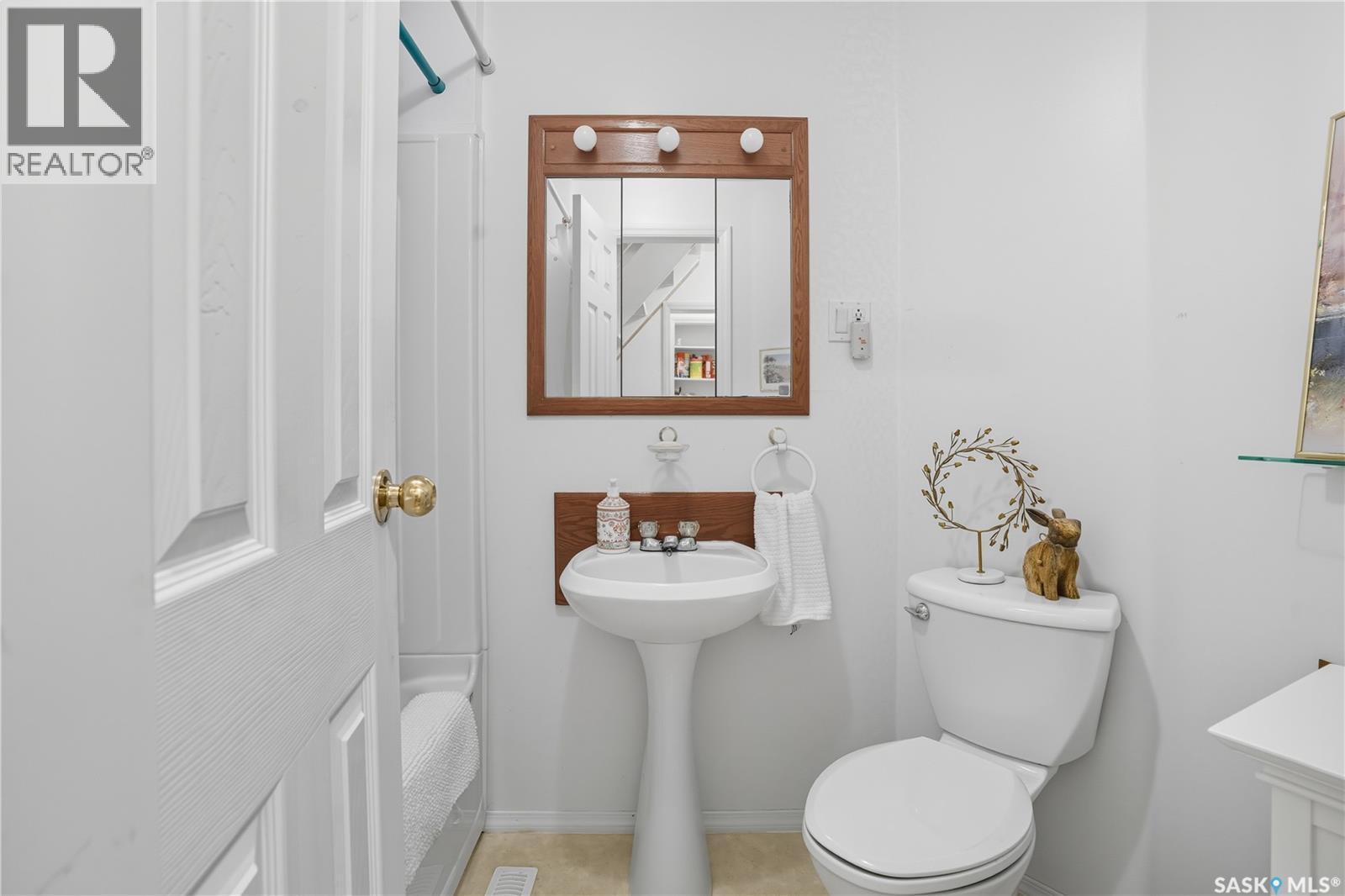 2425 Edgar Street, Regina, SK - Indoor Photo Showing Bathroom