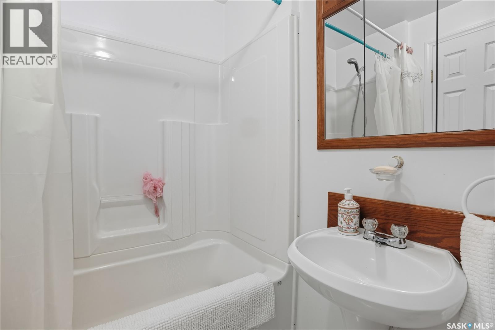 2425 Edgar Street, Regina, SK - Indoor Photo Showing Bathroom
