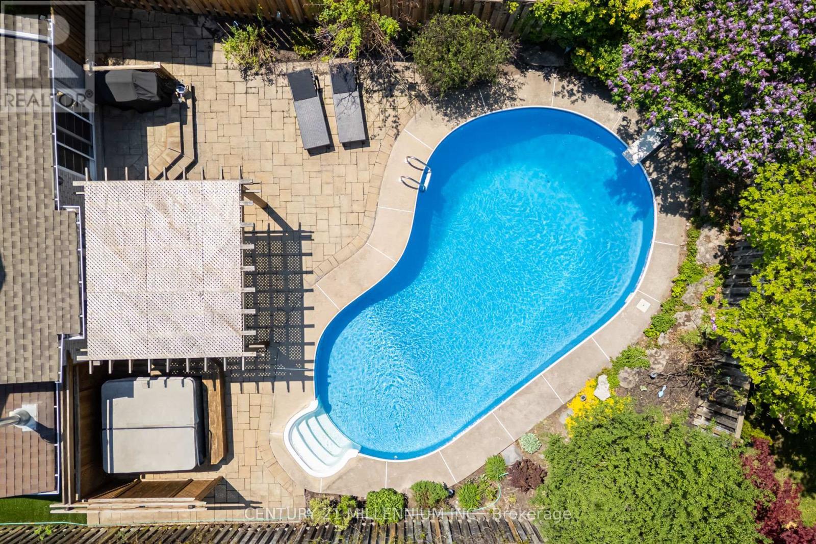 7220 Danton Promenade, Mississauga, ON - Outdoor With In Ground Pool
