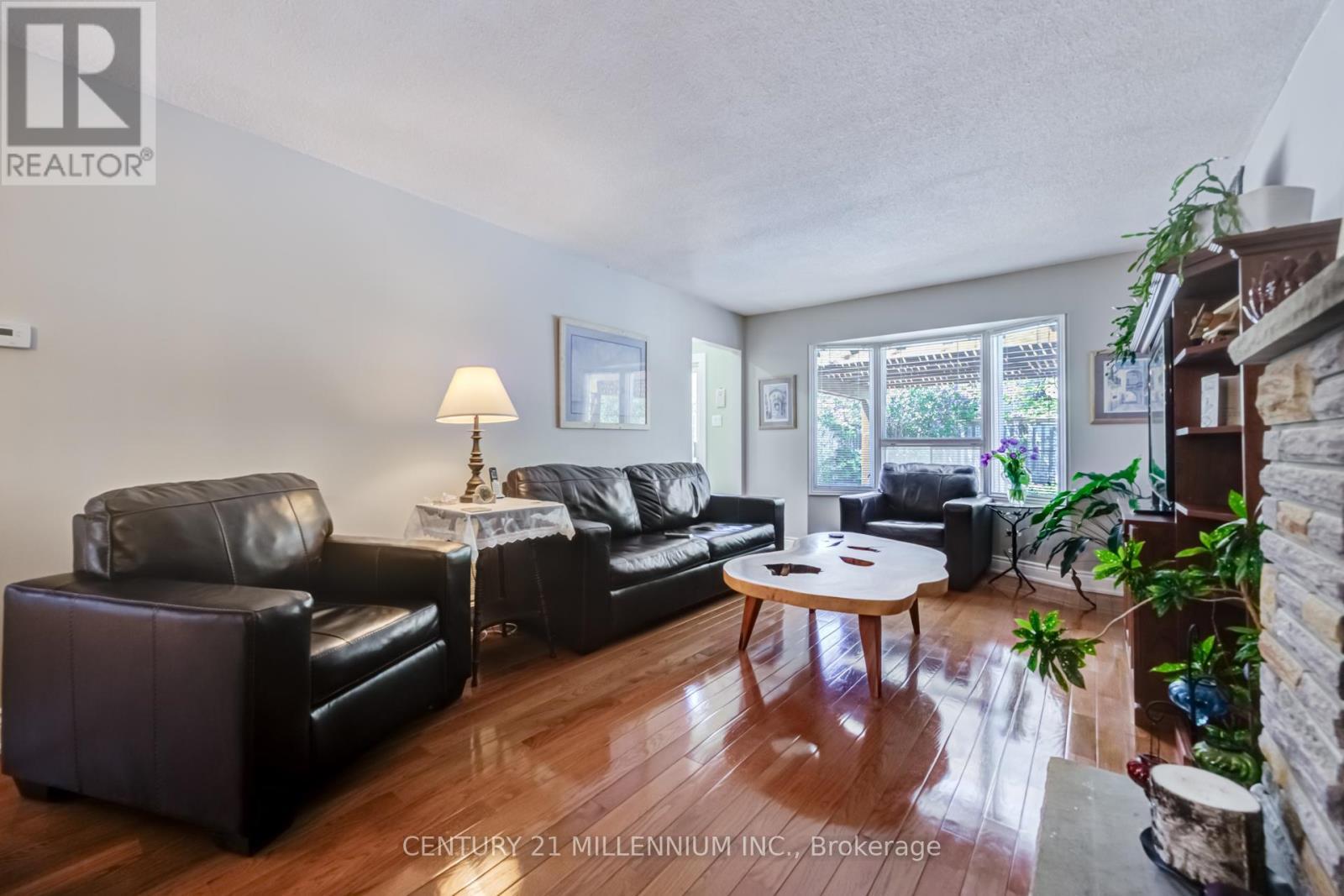 7220 Danton Promenade, Mississauga, ON - Indoor Photo Showing Living Room