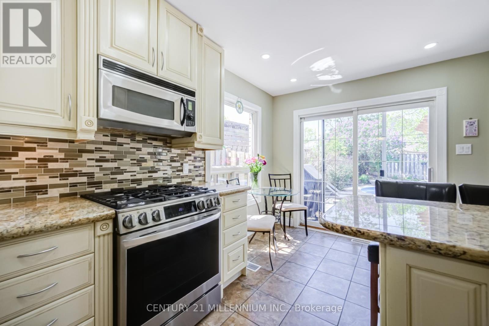 7220 Danton Promenade, Mississauga, ON - Indoor Photo Showing Kitchen With Upgraded Kitchen