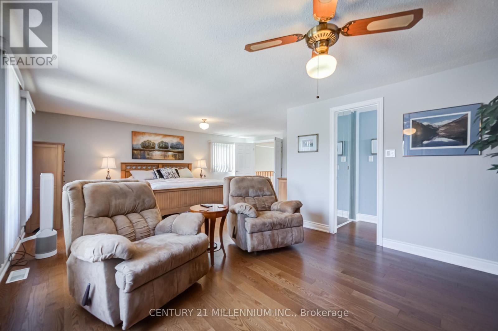 7220 Danton Promenade, Mississauga, ON - Indoor Photo Showing Living Room