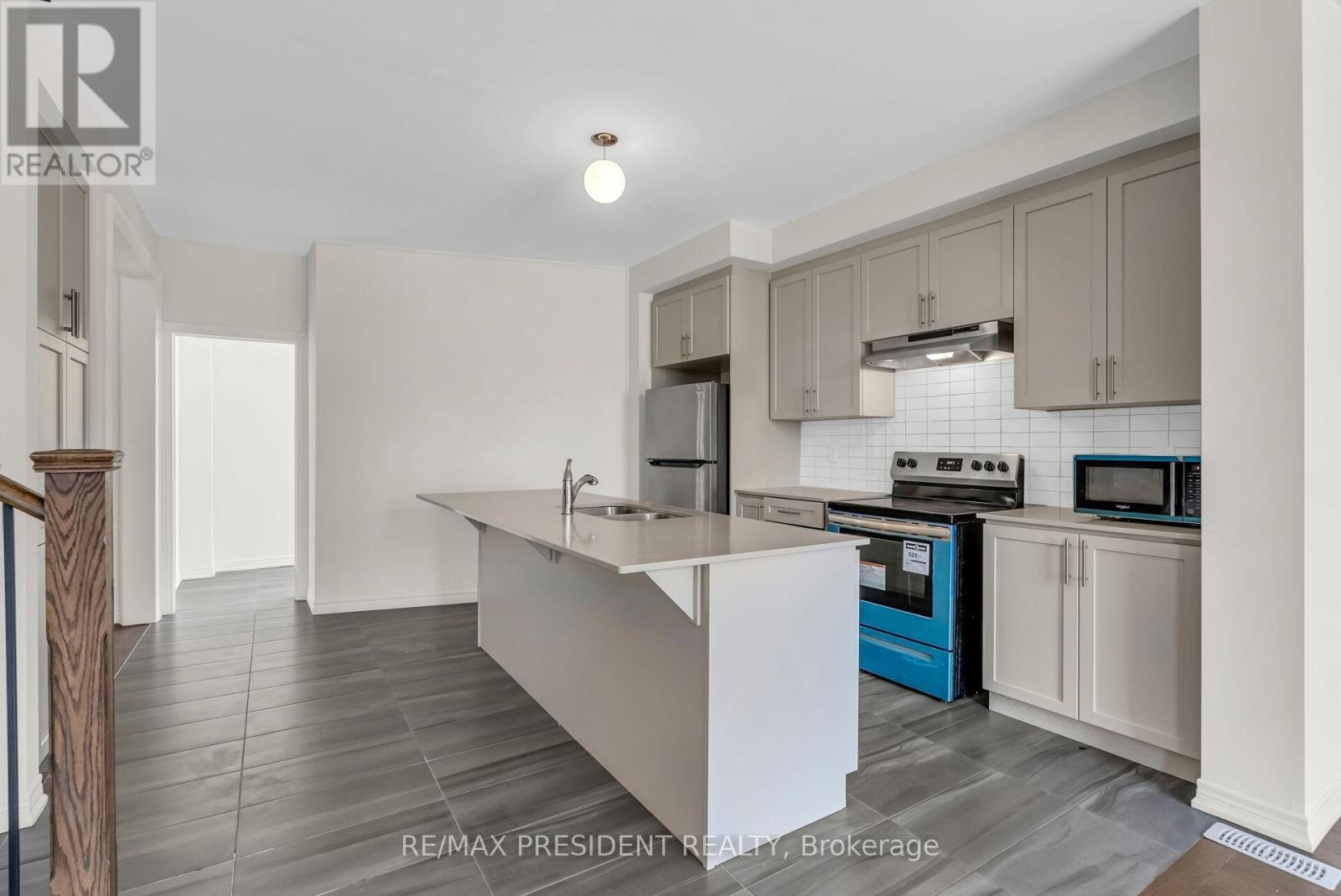34 Queenpost Drive E, Brampton, ON - Indoor Photo Showing Kitchen With Double Sink