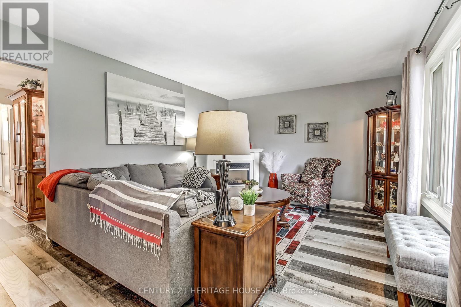 2 David Drive, St. Thomas, ON - Indoor Photo Showing Living Room