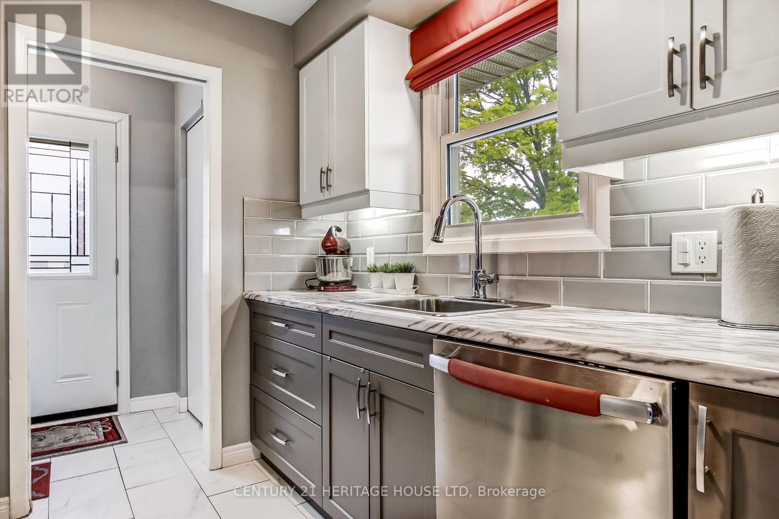 2 David Drive, St. Thomas, ON - Indoor Photo Showing Kitchen With Double Sink