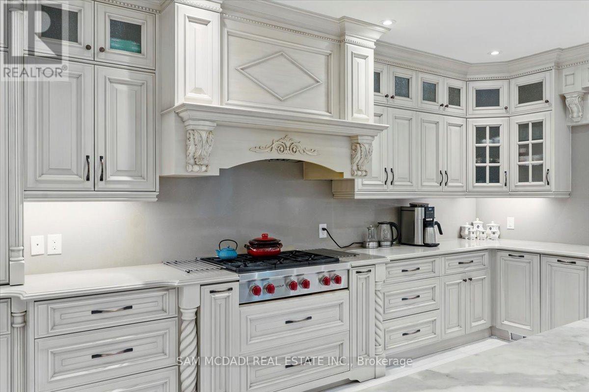 883 Parkland Avenue, Mississauga, ON - Indoor Photo Showing Kitchen With Upgraded Kitchen