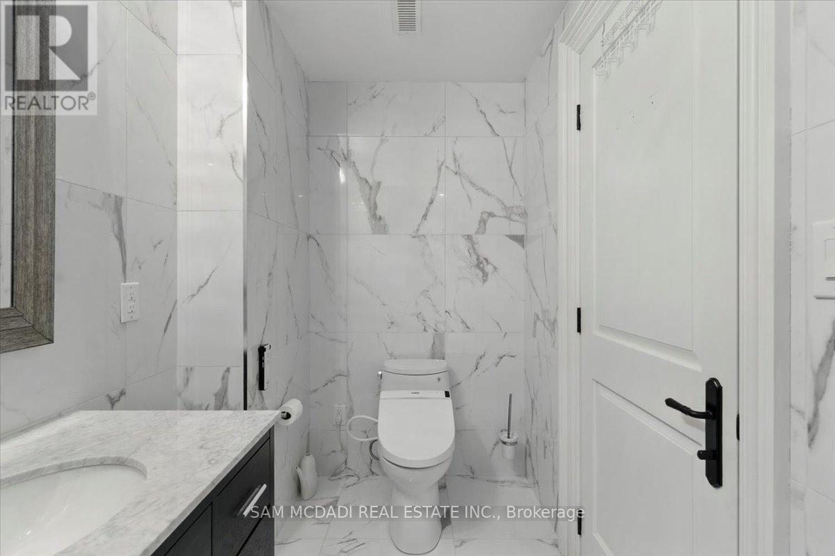883 Parkland Avenue, Mississauga, ON - Indoor Photo Showing Bathroom