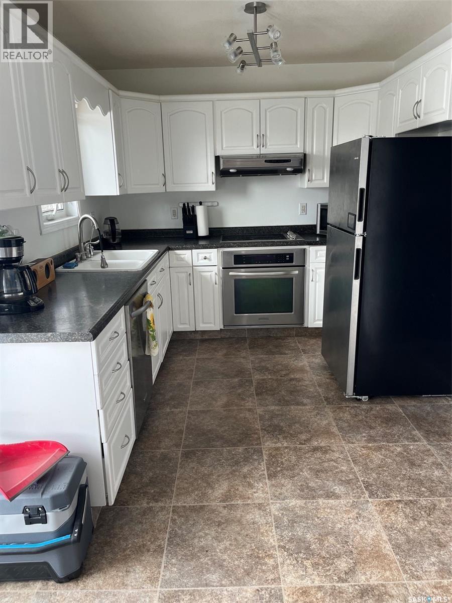 404 Petterson Drive, Estevan, SK - Indoor Photo Showing Kitchen