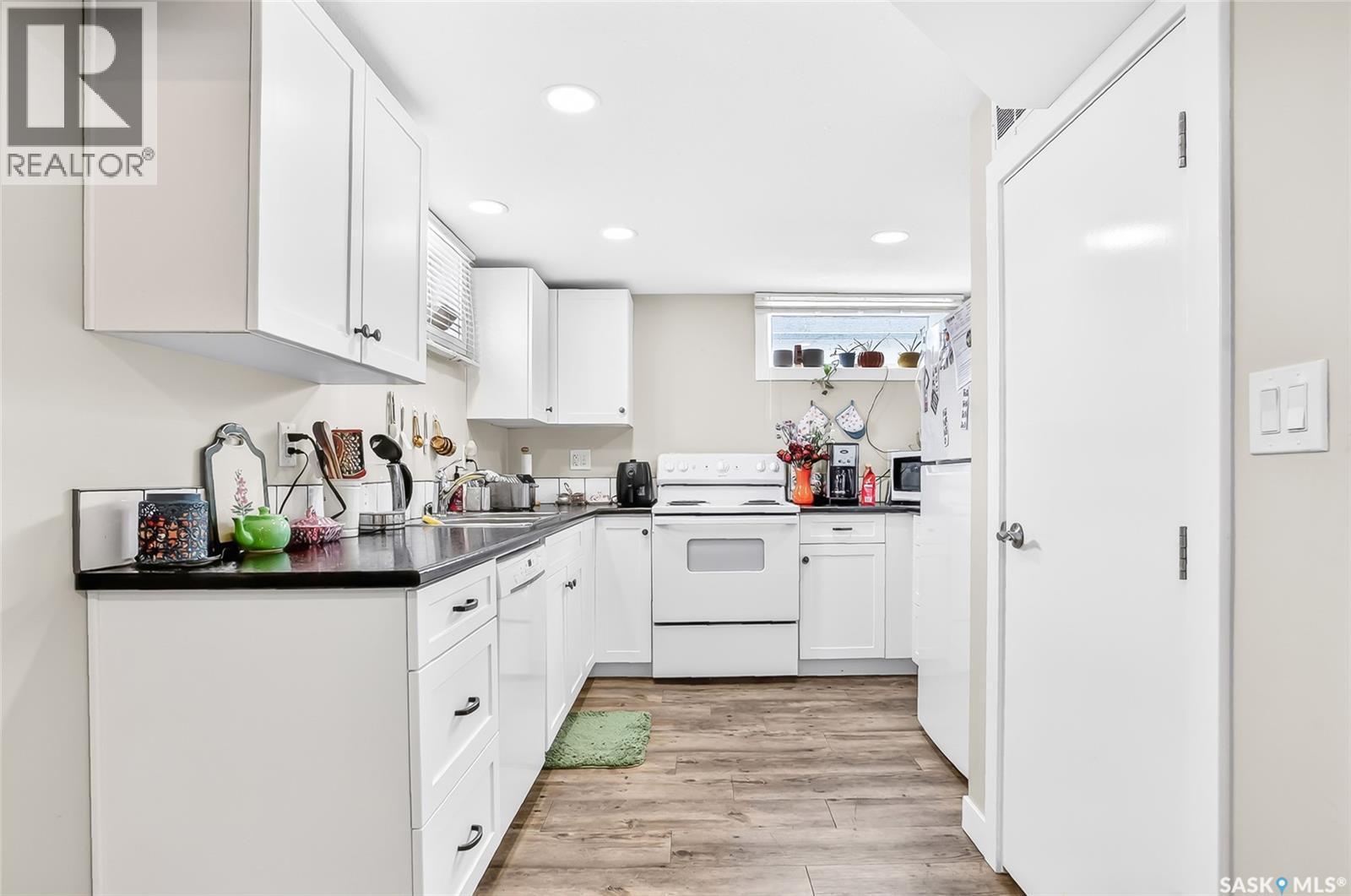 1601 Cumberland Avenue S, Saskatoon, SK - Indoor Photo Showing Kitchen