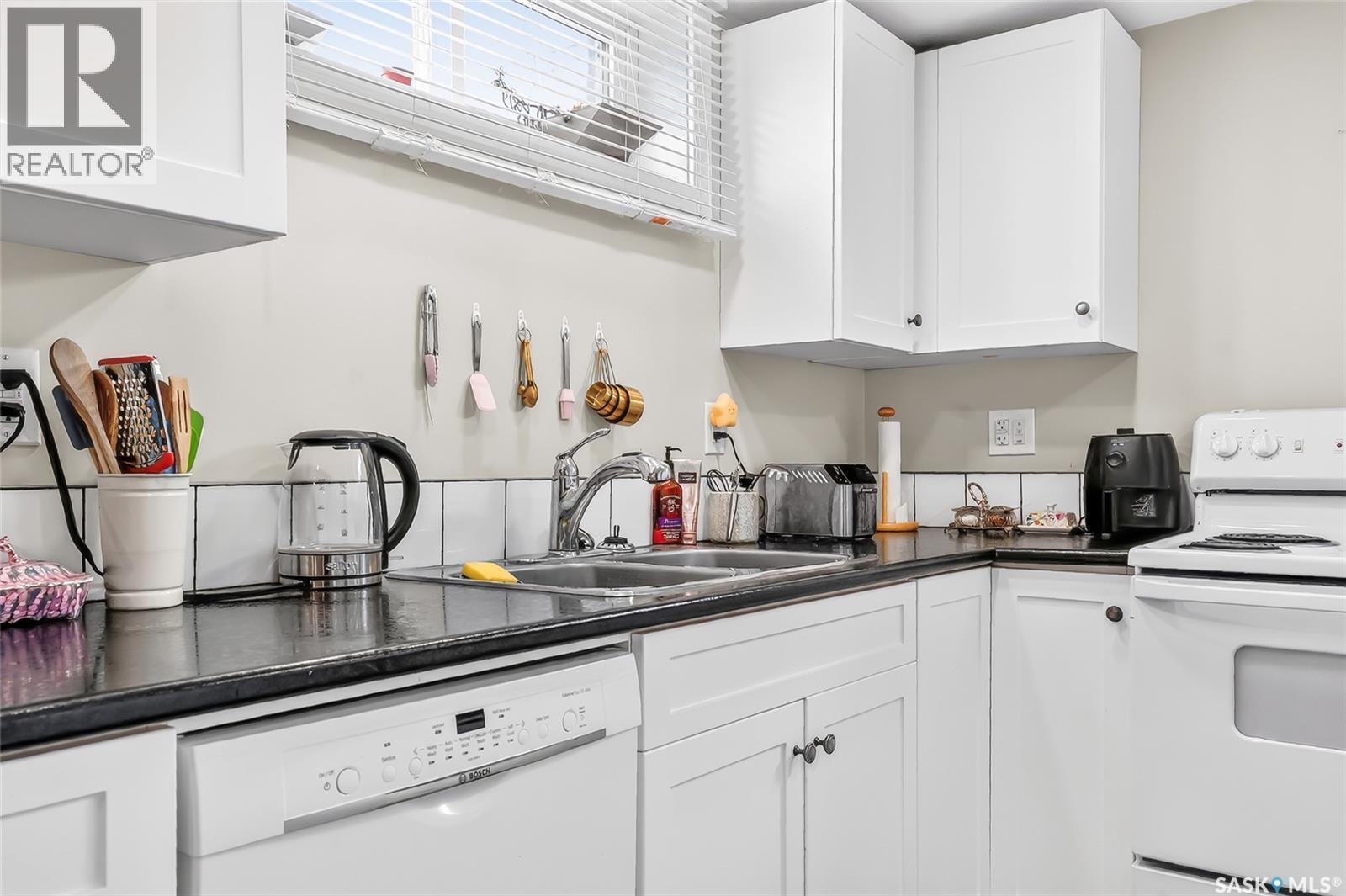 1601 Cumberland Avenue S, Saskatoon, SK - Indoor Photo Showing Kitchen With Double Sink