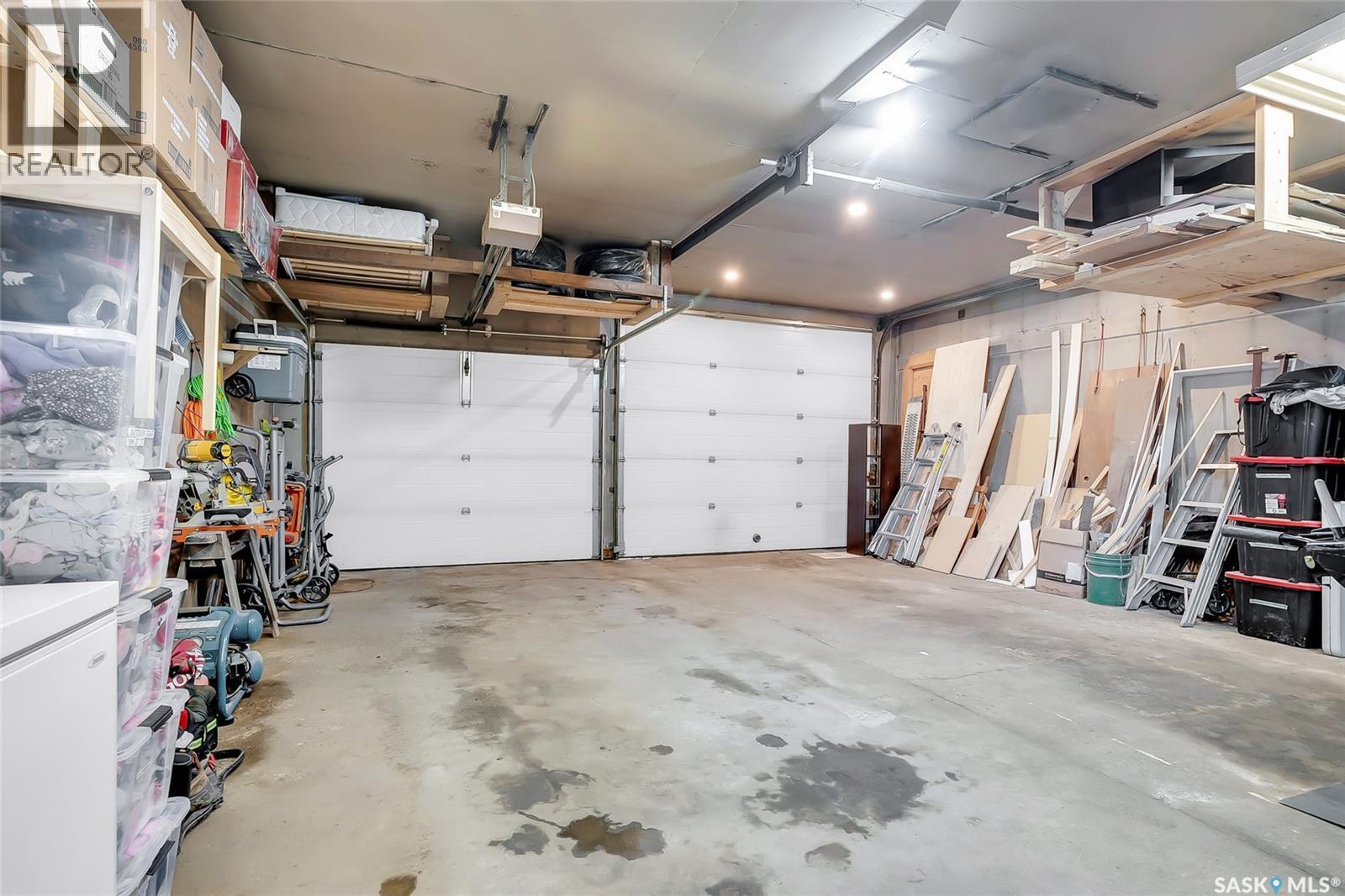 1601 Cumberland Avenue S, Saskatoon, SK - Indoor Photo Showing Garage