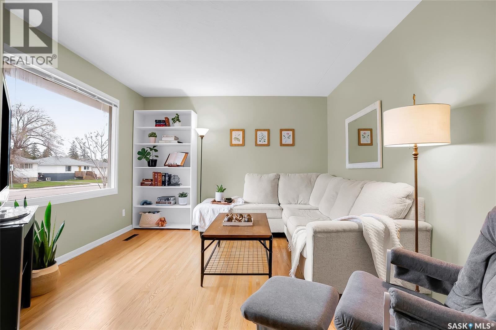 1601 Cumberland Avenue S, Saskatoon, SK - Indoor Photo Showing Living Room