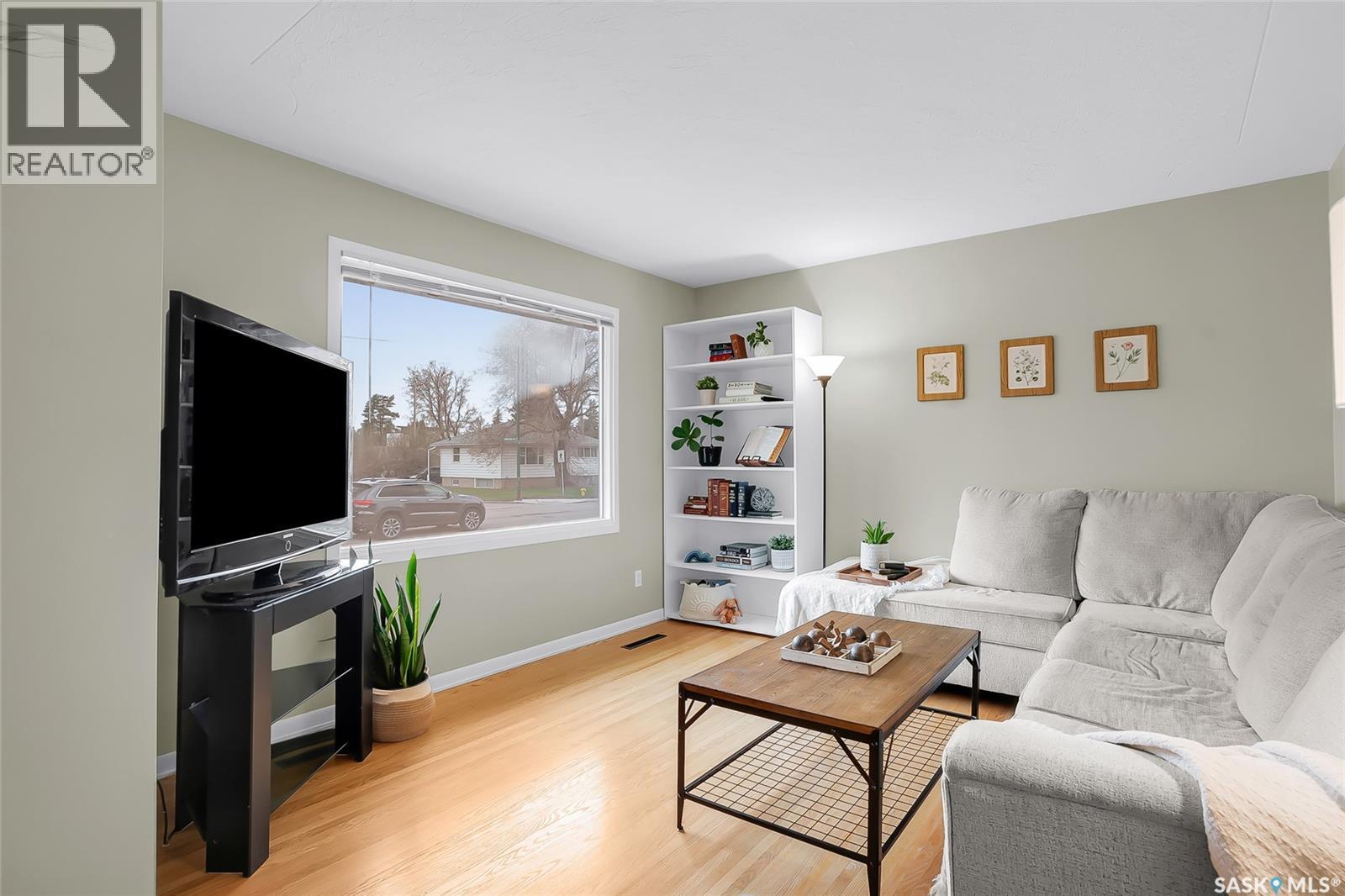 1601 Cumberland Avenue S, Saskatoon, SK - Indoor Photo Showing Living Room