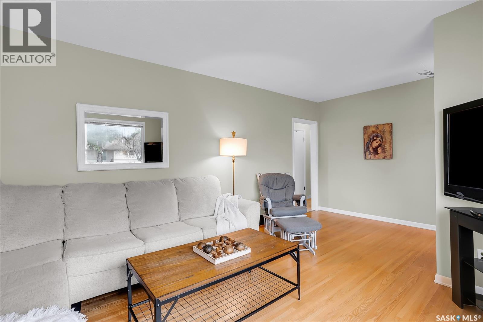 1601 Cumberland Avenue S, Saskatoon, SK - Indoor Photo Showing Living Room