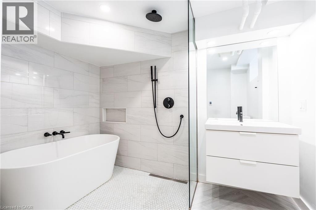 137 Sherman Avenue S, Hamilton, ON - Indoor Photo Showing Bathroom