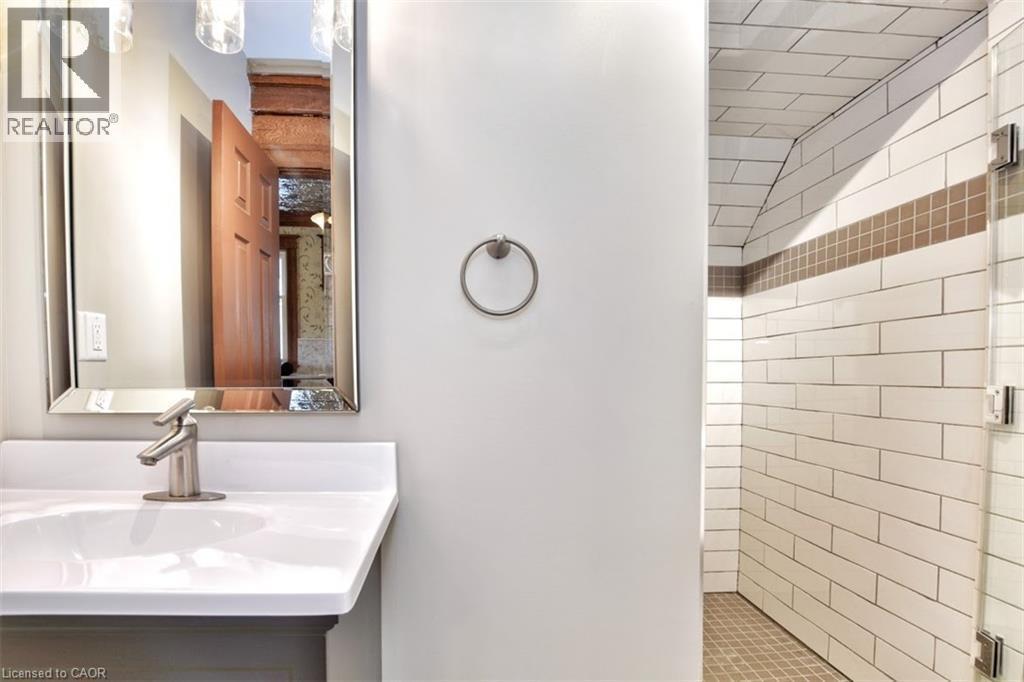 137 Sherman Avenue S, Hamilton, ON - Indoor Photo Showing Bathroom