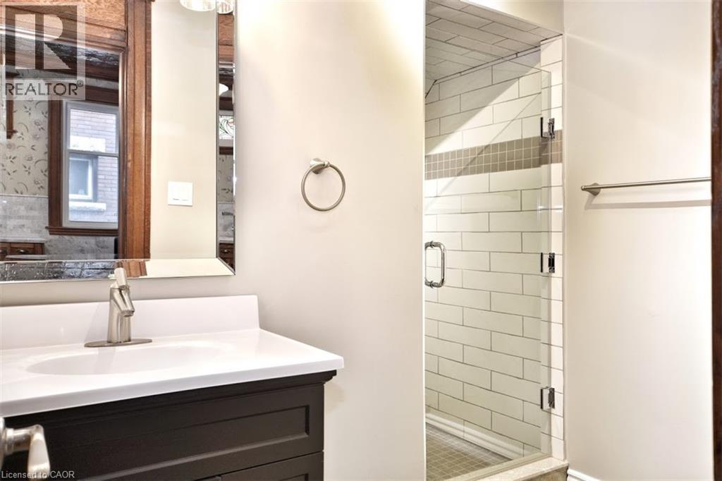 137 Sherman Avenue S, Hamilton, ON - Indoor Photo Showing Bathroom