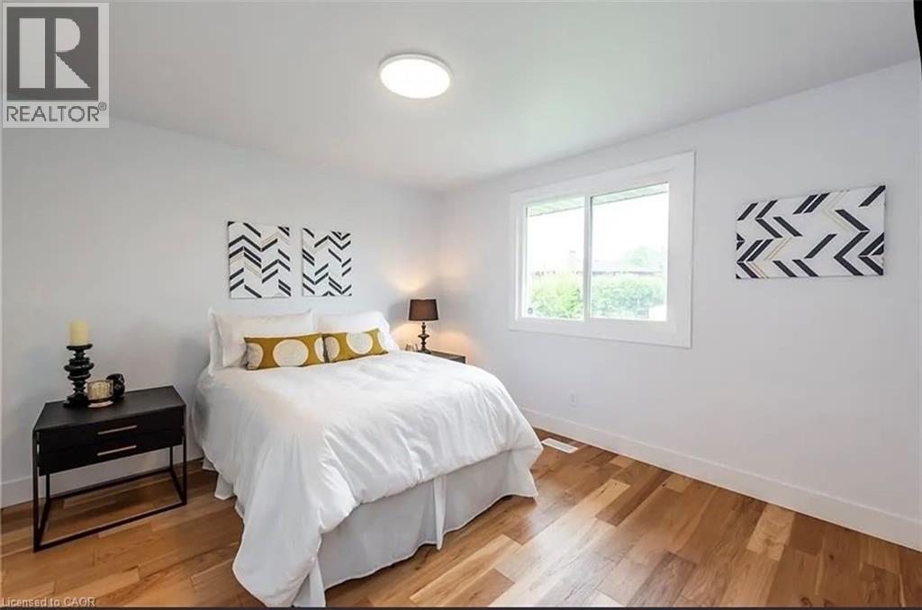 10 Sandlyn Court, Hamilton, ON - Indoor Photo Showing Bedroom
