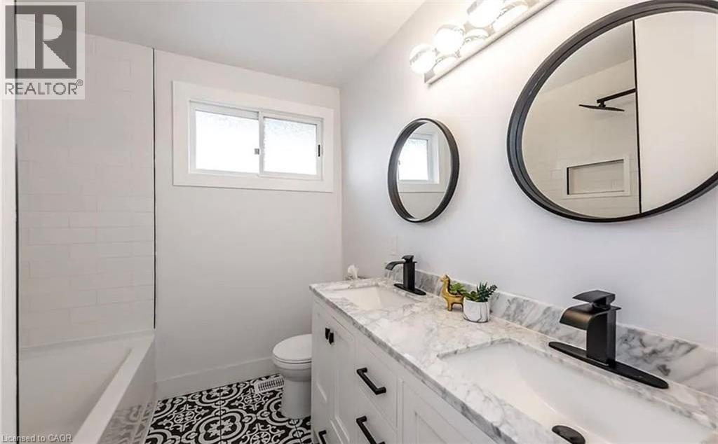10 Sandlyn Court, Hamilton, ON - Indoor Photo Showing Bathroom