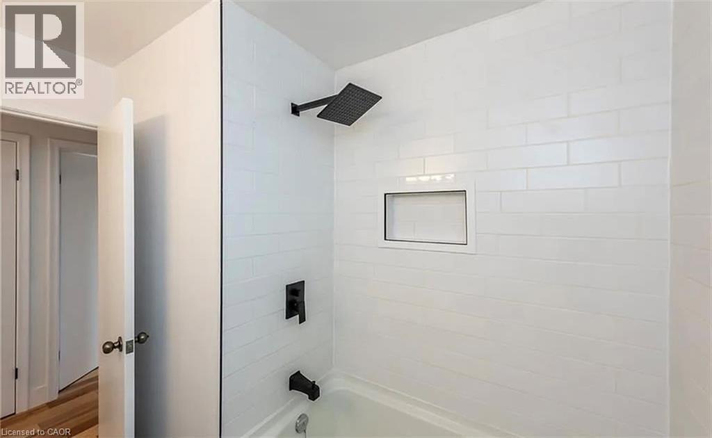 10 Sandlyn Court, Hamilton, ON - Indoor Photo Showing Bathroom