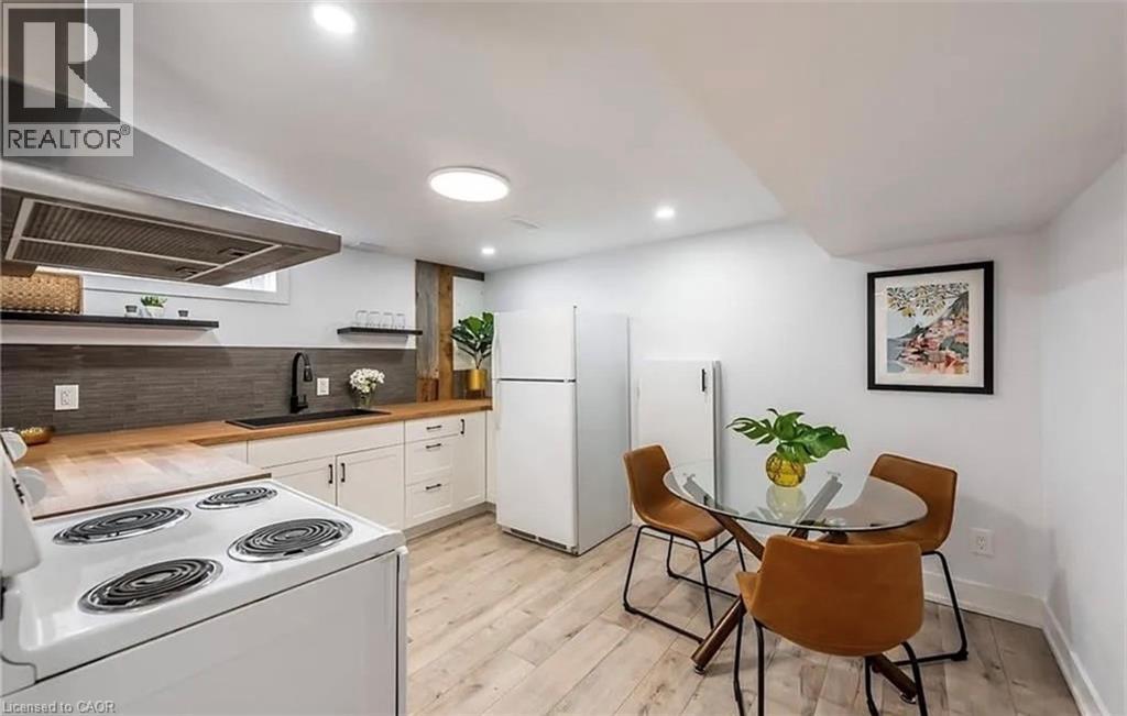 10 Sandlyn Court, Hamilton, ON - Indoor Photo Showing Kitchen