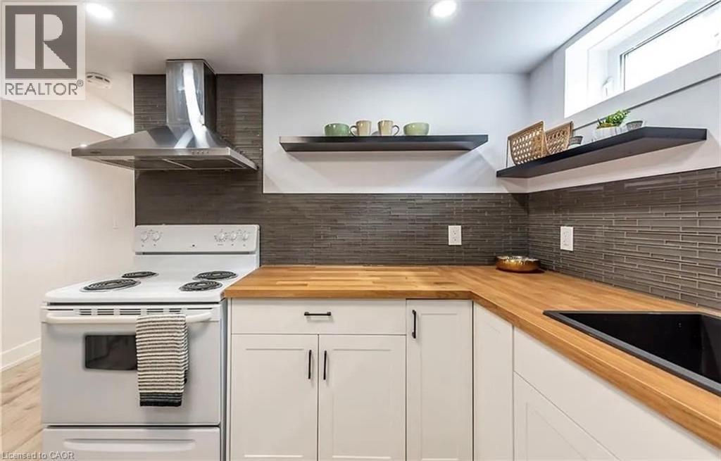 10 Sandlyn Court, Hamilton, ON - Indoor Photo Showing Kitchen