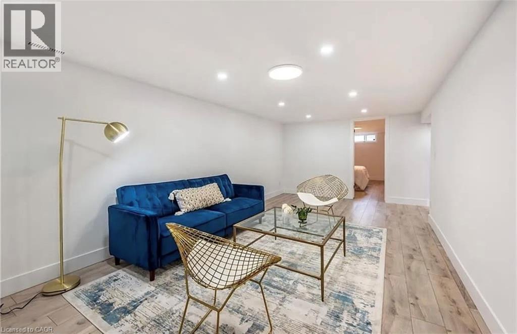 10 Sandlyn Court, Hamilton, ON - Indoor Photo Showing Other Room